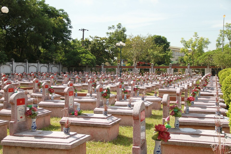 Các phần mộ liệt sĩ trong Nghĩa trang Núi Nài. Ảnh: TT.