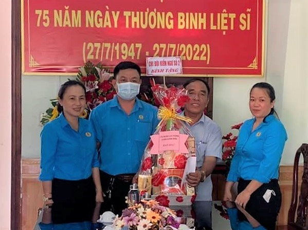 LĐLĐ huyện Long Điền thăm tặng quà cho Trung tâm điều dưỡng Thương binh và Người có công Long Đất. Ảnh: LĐLĐ