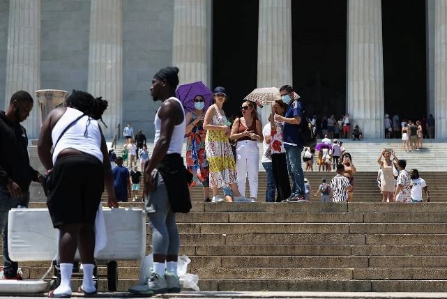 Du khách tham quan Đài tưởng niệm Lincoln trong đợt nắng nóng ở Washington, DC. Ảnh: AFP