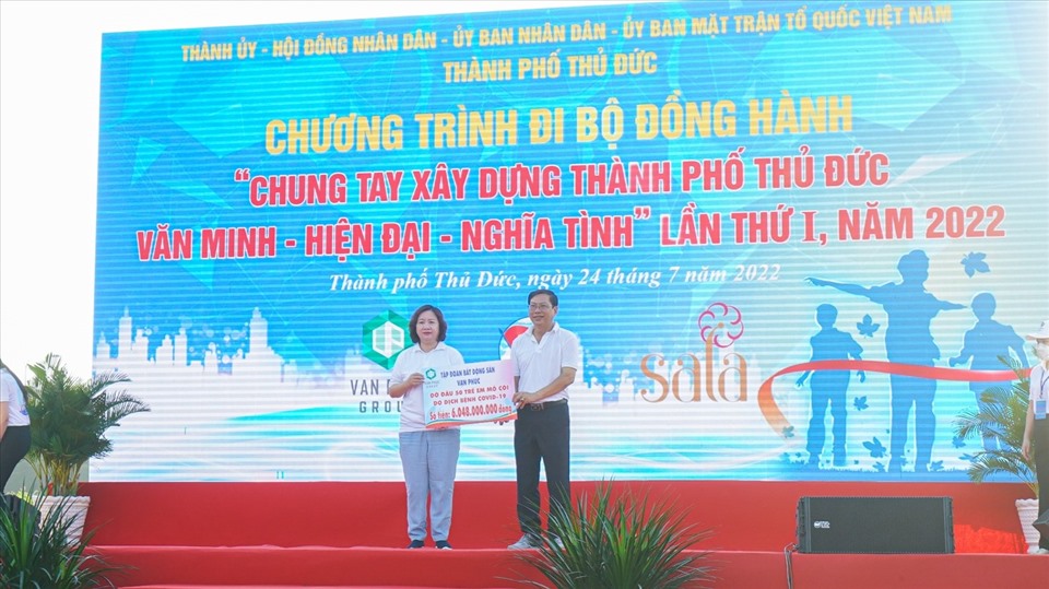 Đại diện Van Phuc Group ủng hộ hơn 6 tỷ đồng cho 50 em học sinh mồ côi có hoàn cảnh đặc biệt khó khăn - Ảnh: BV