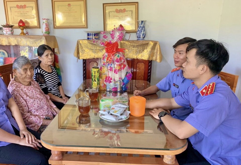 Công đoàn Viện kiểm sát nhân dân huyện Hàm Thuận Bắc, Bình Thuận thăm hỏi Mẹ Việt Nam anh hùng Phạm Thị Hồng. Ảnh: Văn Hoài