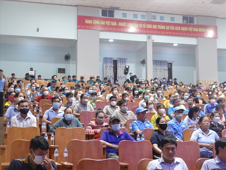 Rất đông công nhân lao động tham dự chương trình văn nghệ kỷ niệm. Ảnh: Xuân Mai