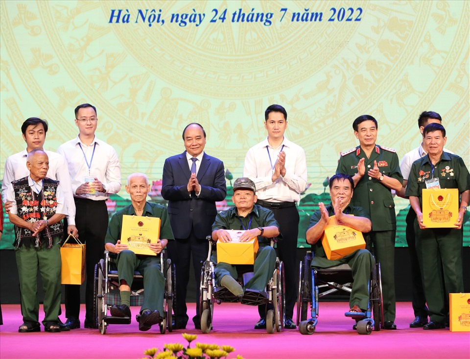 Chủ tịch nước cùng Bộ trưởng LĐ-TB&XH Đào Ngọc Dung tặng quà tuyên dương, tri ân những người có công tiêu biểu năm 2022 (ảnh: Mạnh Quân).