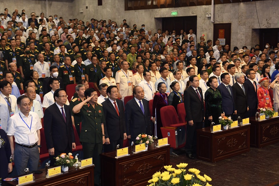 Lãnh đạo Đảng, Nhà nước và đại diện 450 người có công tiêu biểu trên khắp cả nước tham dự buổi lễ. Ảnh Hải Nguyễn
