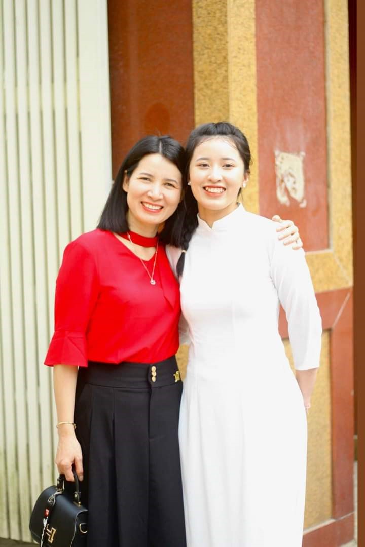 Khánh Linh và mẹ - cô giáo Nguyễn Thị Sương tại trường THPT Hồng Lĩnh. Ảnh: QH