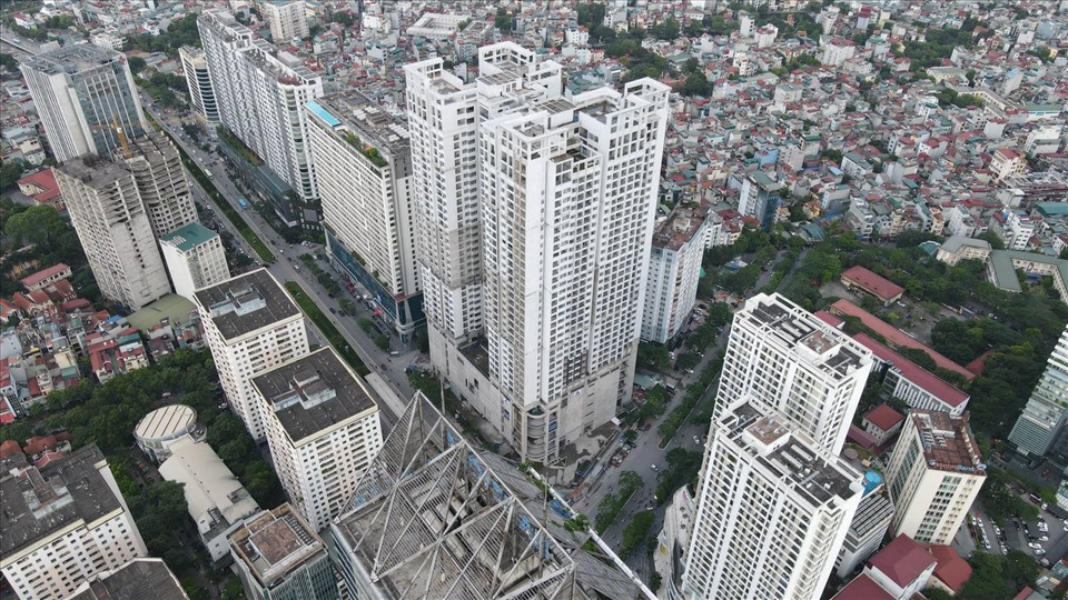 Tuyến đường Lê Văn Lương với nhiều nhà cao tầng.