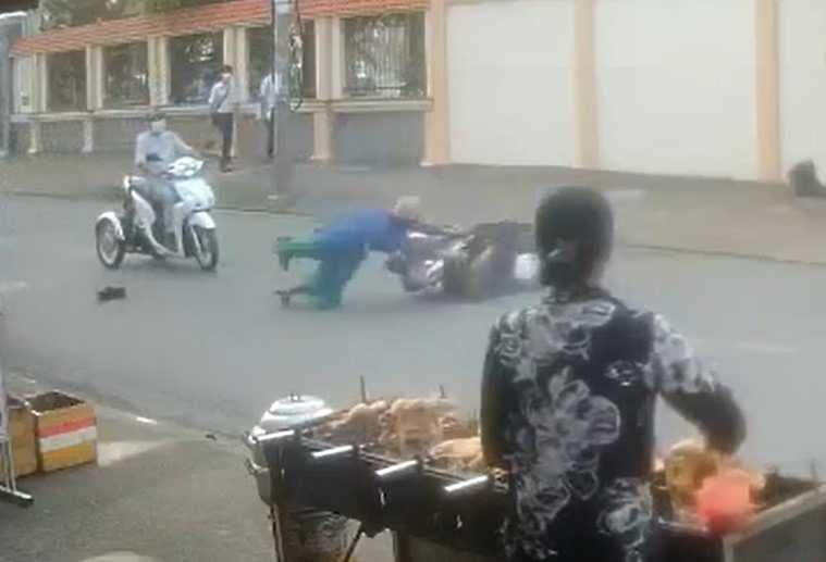 Người phụ nữ bị cướt giật dây chuyền ngã văng trên đường.Ảnh cắt từ video.