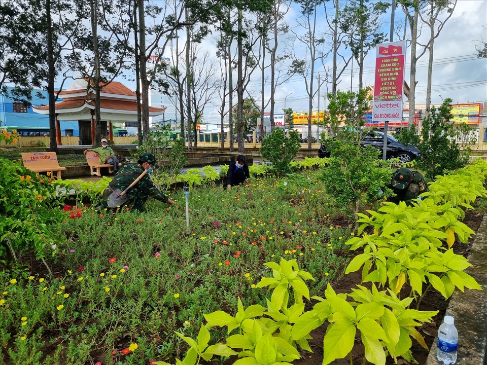 Đoàn viên, thanh niên nhổ cỏ và chăm sóc vườn hoa khuôn viên Nghĩa trang liệt sĩ tỉnh Sóc Trăng