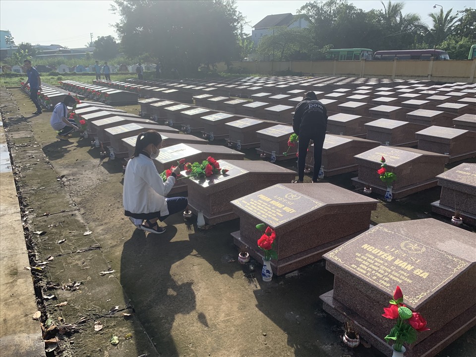 Đoàn viên, thanh niên cấm hoa tại các phần mộ Liệt sĩ ở Nghĩa trang liệt sĩ tỉnh Sóc Trăng