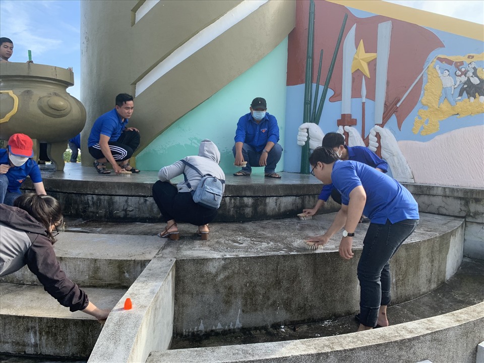 Đoàn viên, thanh niên chà rửa Đài tưởng niệm trong Nghĩa trang liệt sĩ tỉnh Sóc Trăng