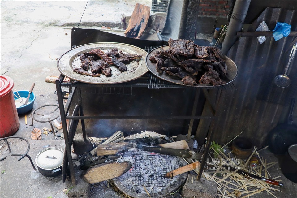 Những miếng thịt trâu gác bếp thơm ngon, cơm lam mềm dẻo được chế biến trực tiếp,...