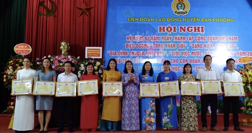 Liên đoàn Lao động huyện Đan Phượng trao các danh hiệu thi đua nhân kỉ niệm 93 năm Ngày thành lập Công đoàn Việt Nam. Ảnh: CĐH