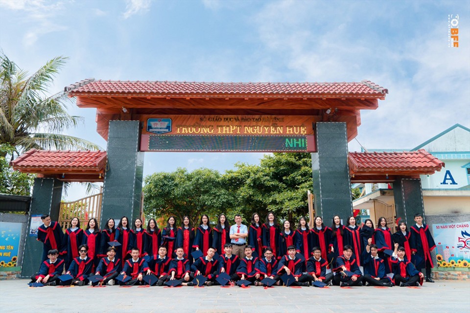 Quân chụp ảnh lưu niệm cùng bạn bè ở ngôi trường THPT Nguyễn Huệ. Ảnh: TT.