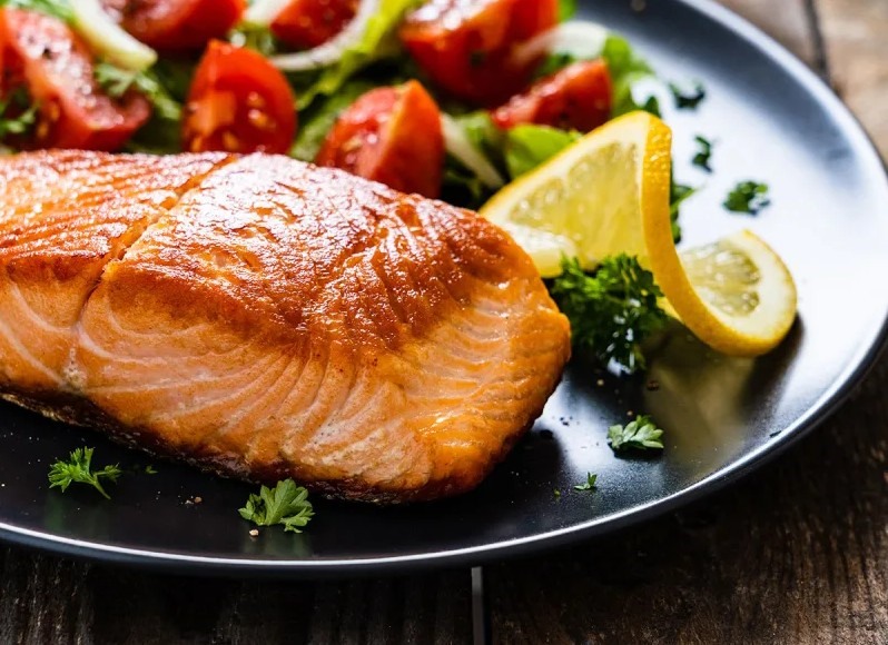 4. Cá. Ngoài lợi tích tăng cường sức khoẻ tim mạch, bổ sung các loại cá giàu omega-3 vào chế độ ăn uống có thể giúp loại bỏ chất béo nội tạng trong cơ thể. Cá hồi, cá mòi... là những loại cá giàu vitamin D và omega-3 mà bạn có thể thêm vào thực đơn của gia đình.