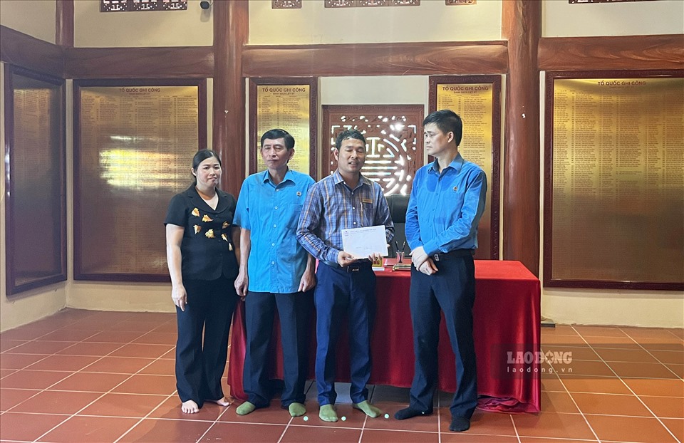 Nhân dịp này Phó Chủ tịch Ngọ Duy Hiểu đã trao tặng quà của Tổng LĐLĐ Việt Nam cho Tổ quản lý Nghĩa trang Liệt sĩ Quốc gia Vị Xuyên.