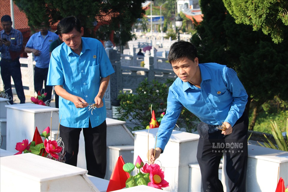 Đoàn công tác đã thắp hương lên các phần mộ liệt sĩ tại Nghĩa trang Liệt sĩ Quốc gia Vị Xuyên.