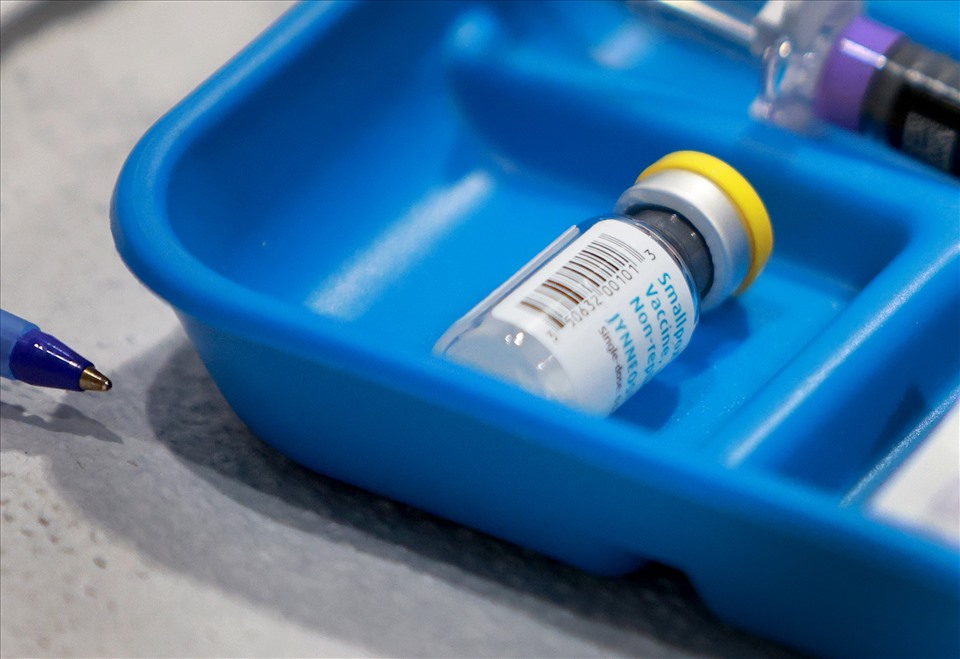 Lọ vaccine đậu mùa/đậu mùa khỉ tại điểm tiêm chủng Trung tâm Pride ở Wilton Manors, Florida, Mỹ. Ảnh: AFP
