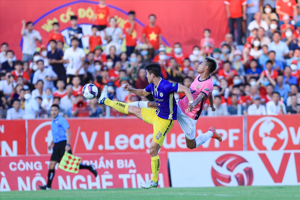 Trận đấu giữa câu lạc bộ Hà Nội và Hồng Lĩnh Hà Tĩnh diễn ra trên sân Hà Tĩnh tại vòng đấu thứ 9 Night Wolf V.League 2022 diễn ra kịch tính ngay từ đầu.