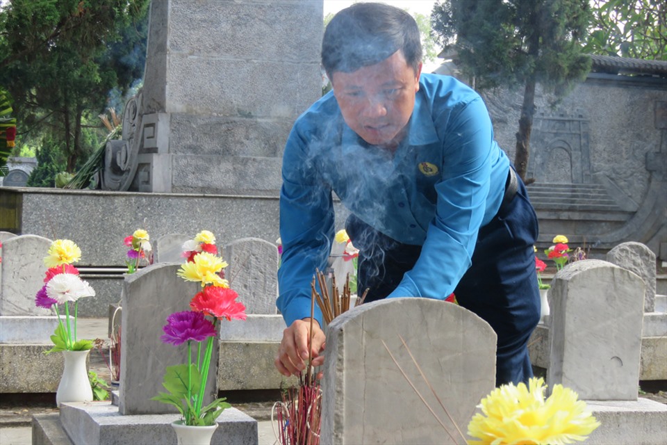 Chủ tịch Nguyễn Văn Danh thắp hương ở phần mộ liệt sĩ. Ảnh: Mai Anh.