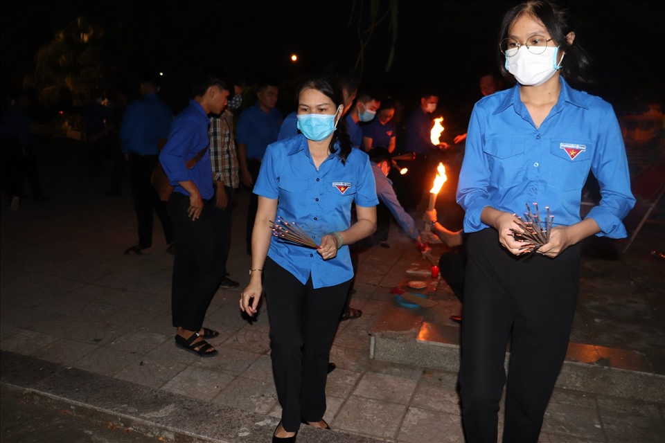 Các đoàn viên tham gia thắp hương tại Nghĩa trang liệt sĩ TP.Đà Nẵng. Ảnh: Nguyễn Linh