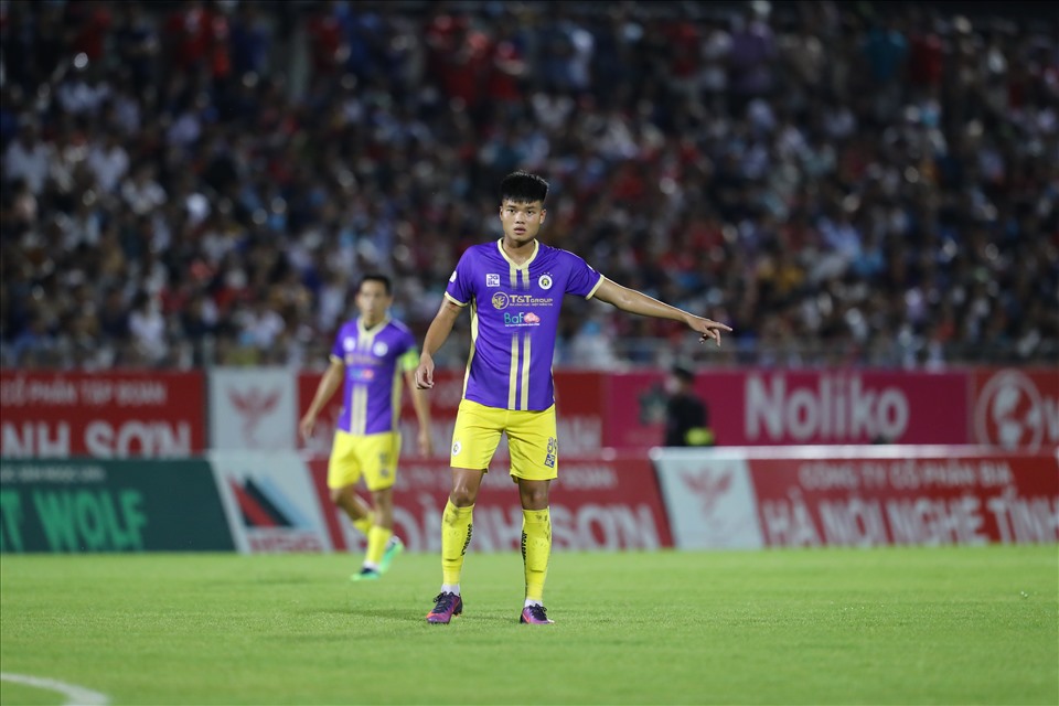 Tiền đạo trẻ Văn Tùng có lần đầu tiên đá chính tại V.League 2022. Ảnh: Minh Dân