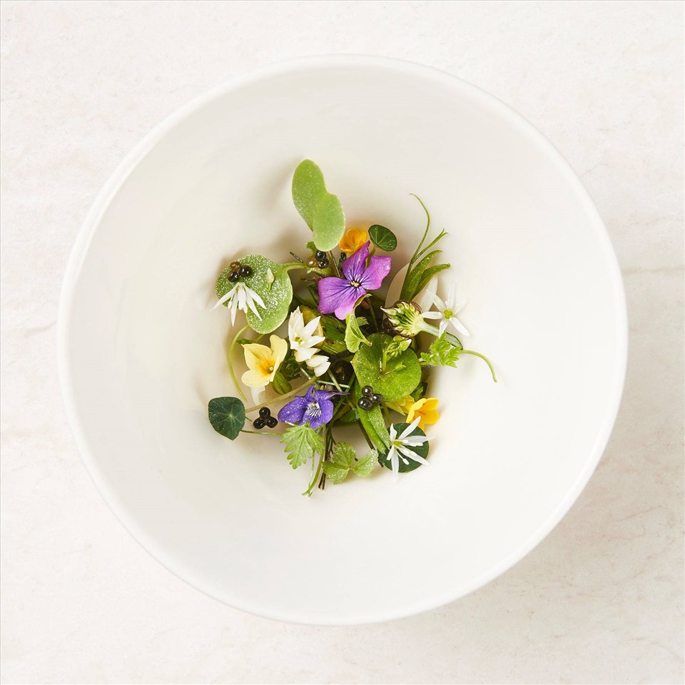 Các món ăn được bài trí đẹp mắt trong những chiếc bát, đĩa gốm trắng tinh với nhiều hoa lá theo chủ đề thân thiện với thiên nhiên.