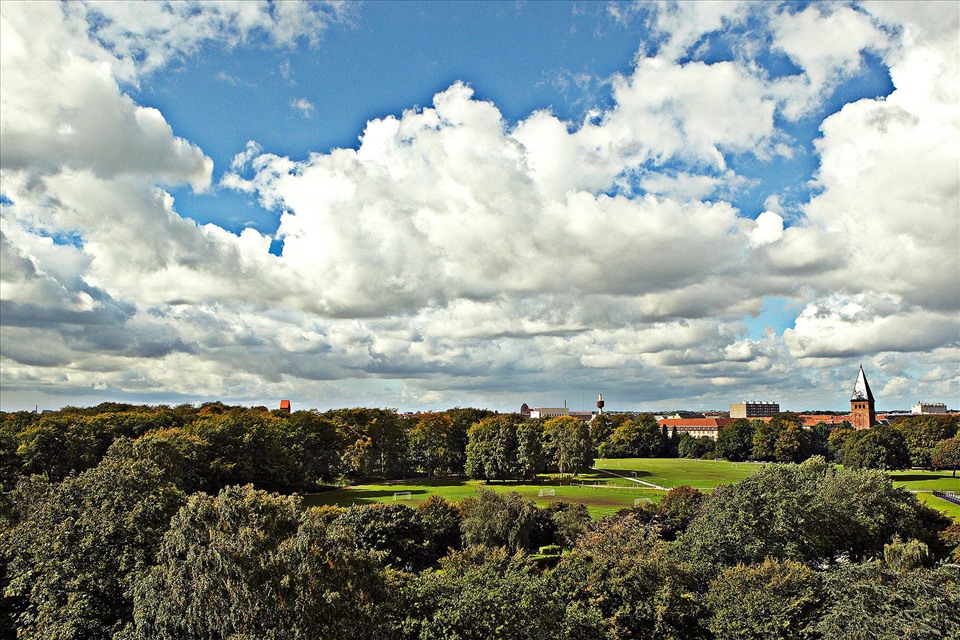 Nhà hàng  có địa chỉ tại tầng 8, Per Henrik Lings Alle 4, Copenhagen Đan Mạch có tầm nhìn ra công viên Fælledparken xanh mát nằm giữa trung tâm Copenhagen.