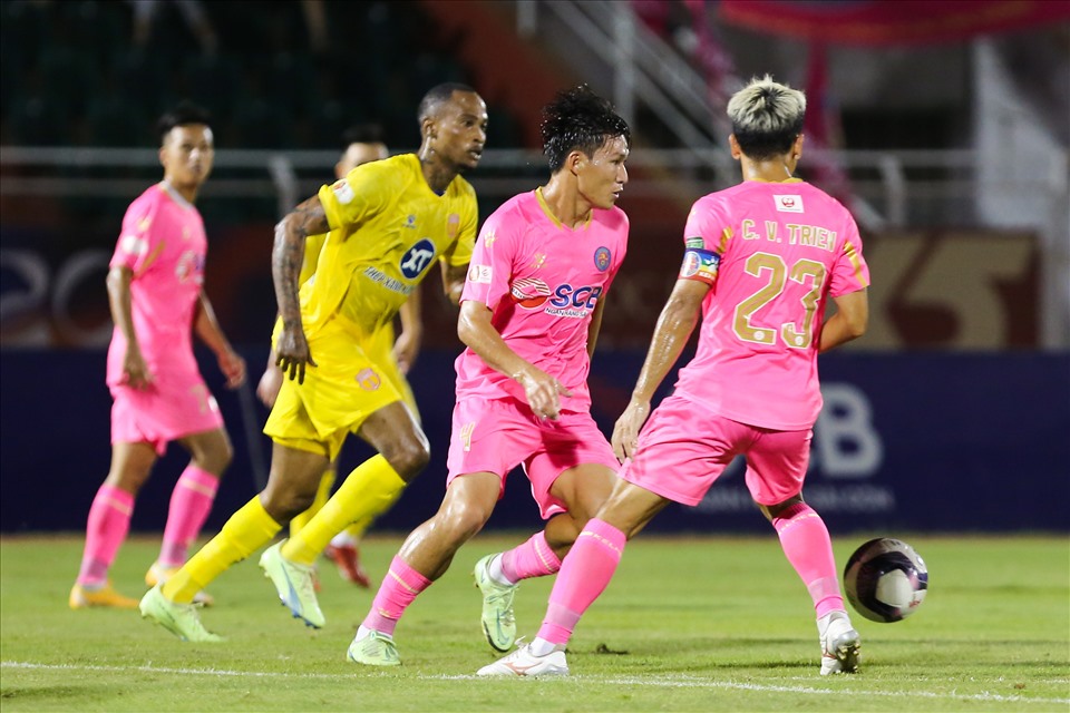 Trận đấu giữa Sài Gòn và Nam Định được xem là trận chung kết ngược của V.League 2022, bởi 2 đội đang nằm trong tốp cuối bảng và có lực lượng không được đánh giá quá cao. Vì thế, cả hai đội đều quyết tâm giành trọn 3 điểm để cải thiện vị trí.