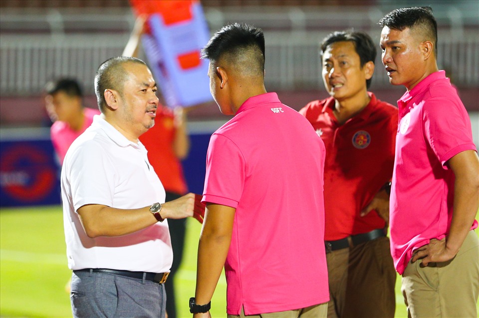 Sau trận hoà 2-2 trước Nam Định, chủ tịch Trần Hoà Bình của câu lạc bộ Sài Gòn đã xuống sân động viên ban huấn luyện và các cầu thủ.