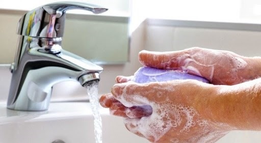 Thường xuyên rửa tay bằng xà phòng và nước hoặc sử dụng dung dịch khử trùng tay nhanh khi vừa tiếp xúc người khác.