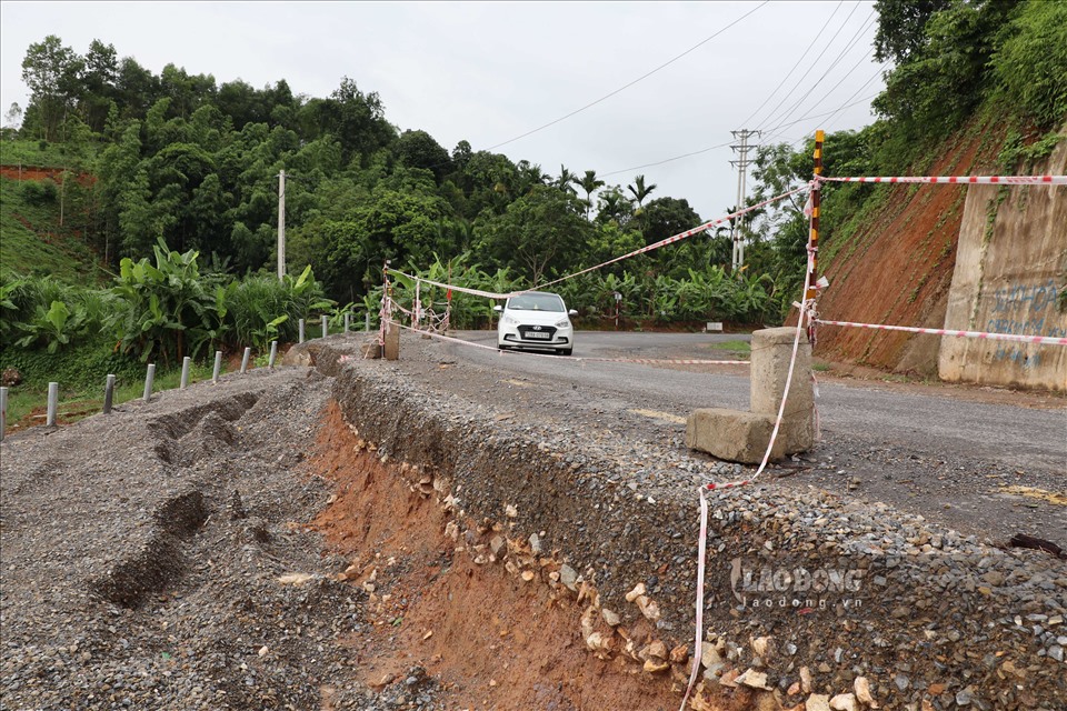 Ngày 8.7.2022, Báo Lao Động có bài phản ánh “Đường Quốc lộ 70B ở Hòa Bình vừa được xây xong đã bị lòng hồ nuốt trọn“.