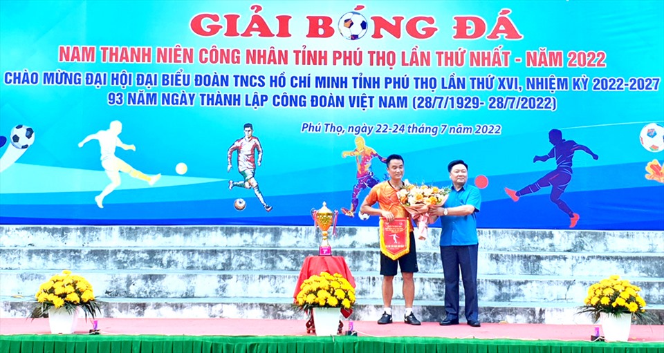 Ông Hà Đức Quảng - Chủ tịch Liên đoàn Lao động tỉnh trao giải cầu thủ xuất sắc nhất cho cầu thủ đội Công ty CP Supe phốt phát và Hóa chất Lâm Thao (Supe 1).