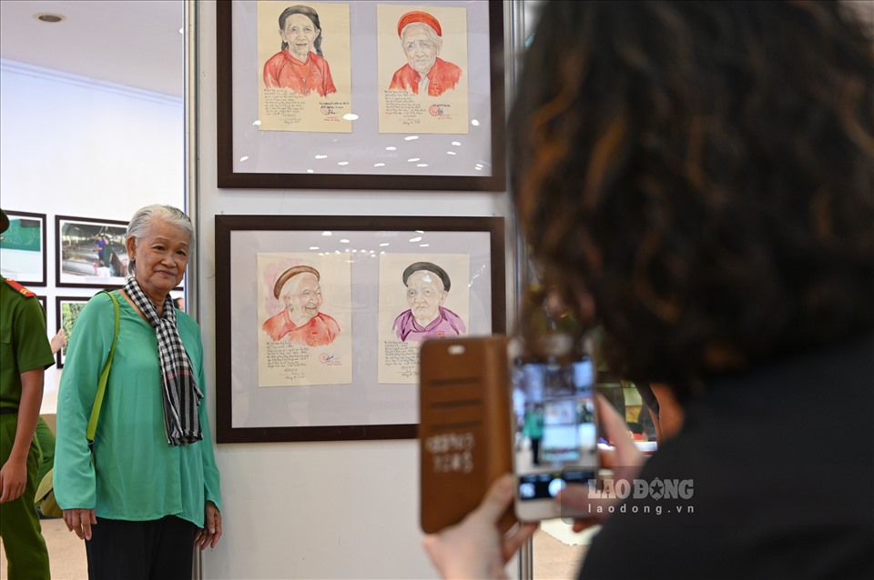 Triển lãm nổi bật với 22 bức tranh về mẹ Việt Nam anh hùng của nữ hoạ sĩ Đặng Ái Việt.