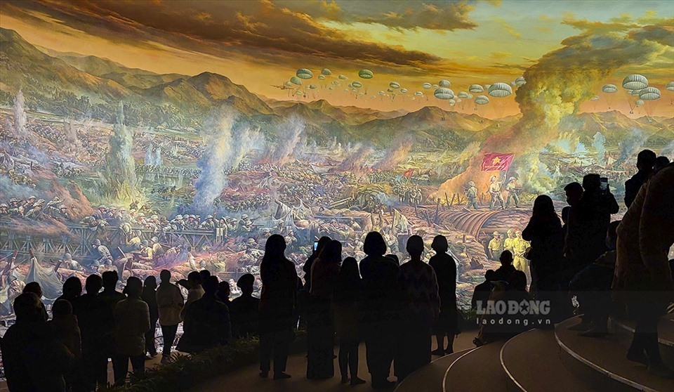 Du khách tham quan bức tranh panorama Trận chiến Điện Biên Phủ.