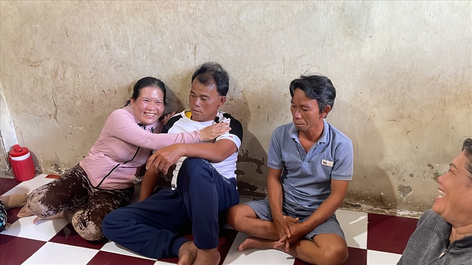 Thuyền viên Nguyễn Thành La về đến nhà chiều 24.7, ngồi cạnh vợ và người em trai là thuyền viên Nguyễn Thành Luyến được cứu vớt ngày 19.7. Ảnh: DT
