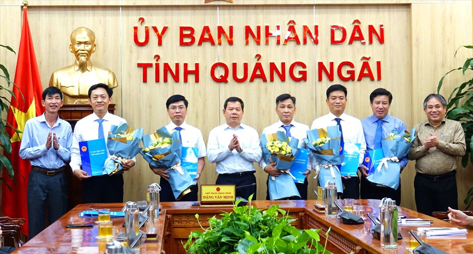 Ông Đặng Văn Minh trao Quyết định và tặng hoa chúc mừng các đồng chí được điều động, luân chuyển.