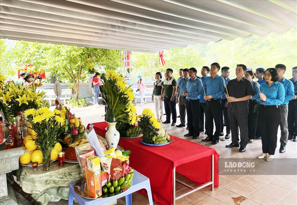 Đoàn dâng hương tưởng niệm tại Đài hương 468 (thôn Nặm Ngặt, xã Thanh Thuỷ, Vị Xuyên).