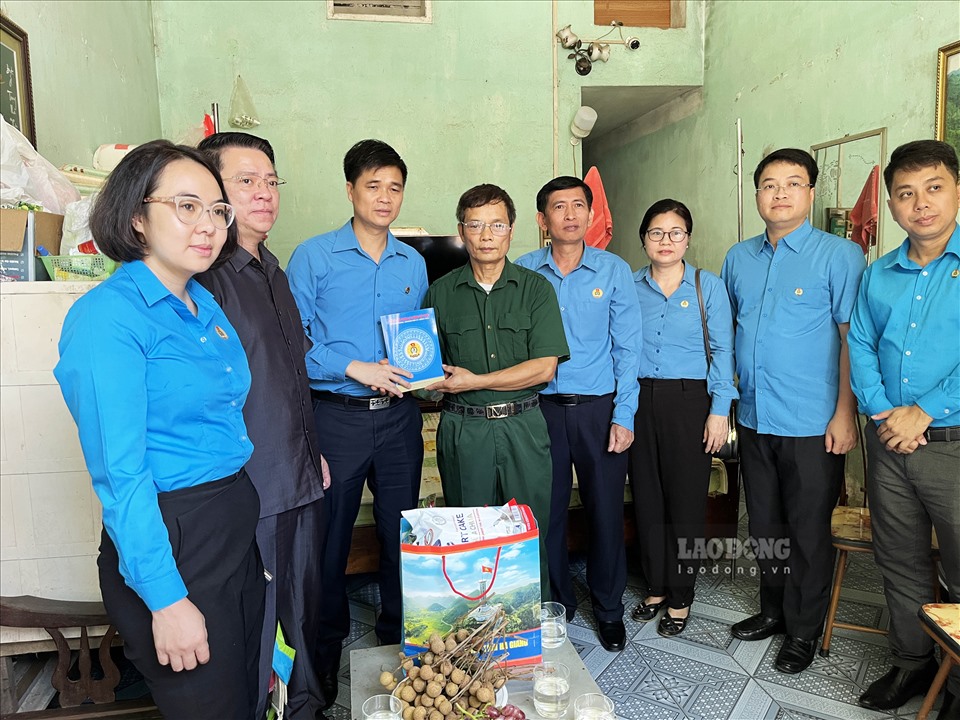 Phó Chủ tịch Ngọ Duy Hiểu và đoàn công tác thăm hỏi, tặng quà cựu chiến binh Hoàng Văn Long (TP. Hà Giang).