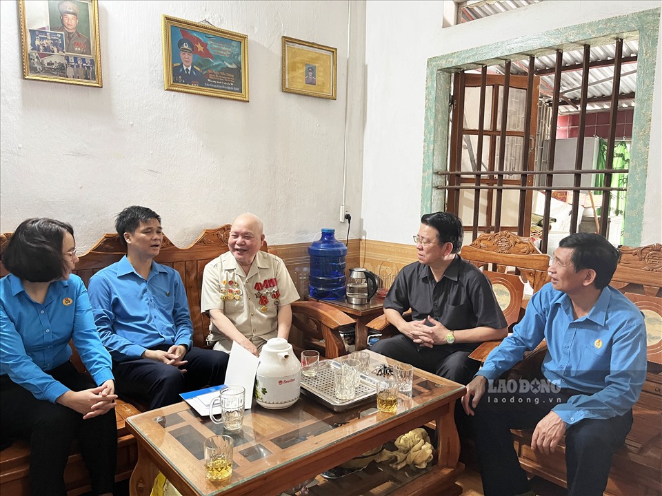 Đoàn công tác của Tổng LĐLĐ Việt Nam thăm hỏi, tặng quà cựu chiến binh Trần Tiến Thông.