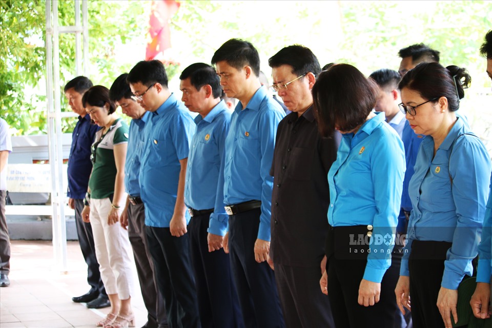 Đoàn dành 1 phút mặc niệm tưởng nhớ anh linh các anh hùng liệt sĩ tại Đài hương 468.