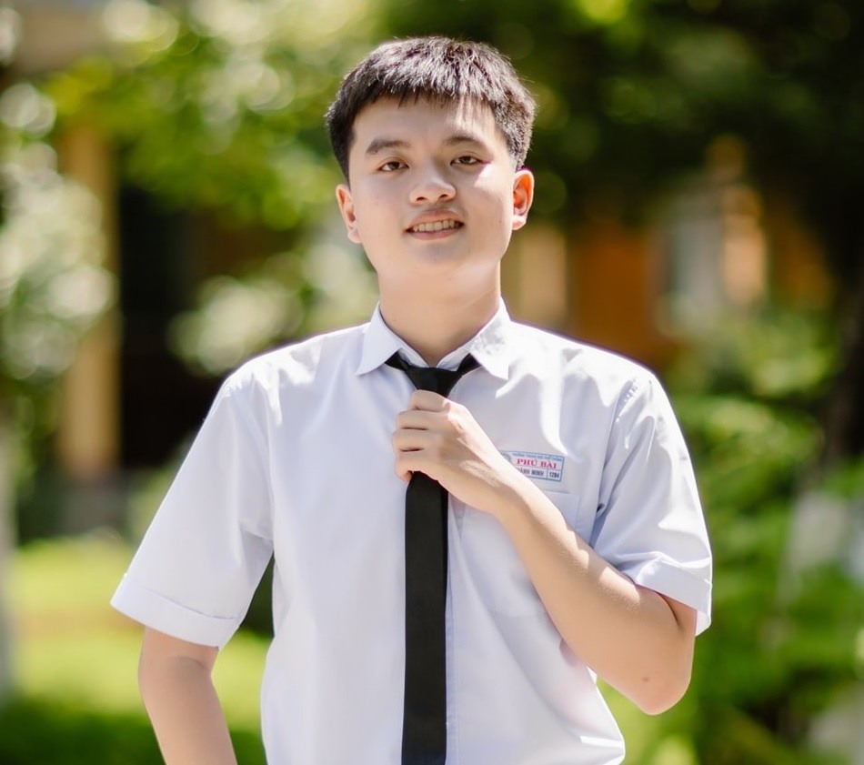 Tá Minh là một trong 5 thí sinh cả nước đạt điểm 10 môn văn. Ảnh:NVCC