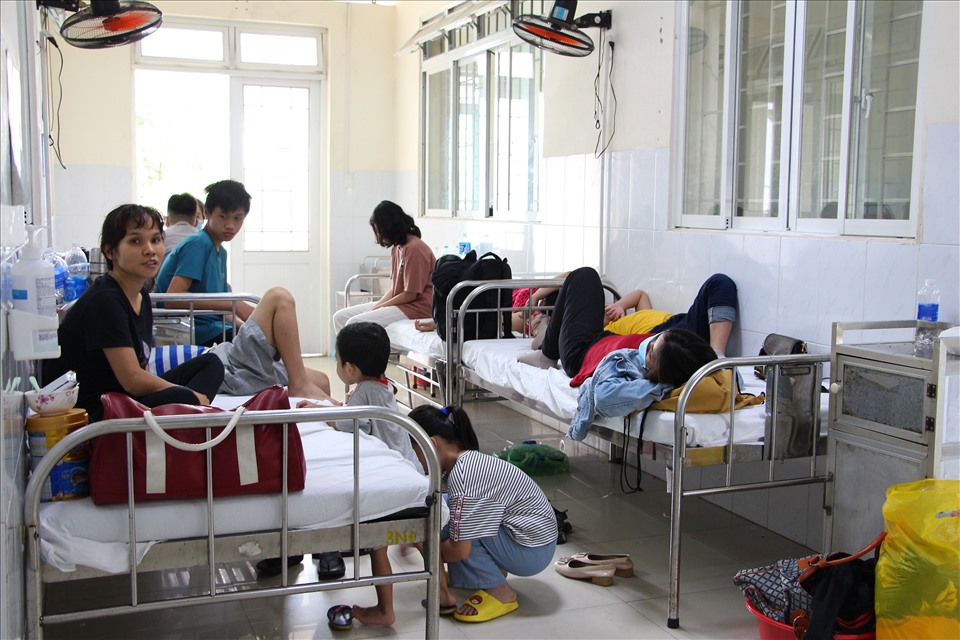 Quá tải điều trị sốt xuất huyết tại bệnh viện nhi đồng Đồng Nai, bệnh viện phải sắp xếp thêm giường bên ngoài hành lang để nhận thêm bệnh nhân sốt xuất huyết. Ảnh: Hà Anh Chiến