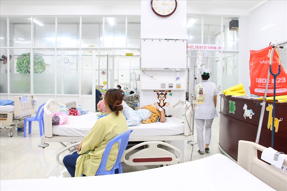 Tại khoa hồi sức tích cực chống độc của bệnh viện nhi đồng Đồng Nai, điều dưỡng phải chịu áp lực công việc khủng khiếp khi liên tục phải đi làm việc “tua 3” hoặc “tua 2”. Ảnh: Hà Anh Chiến