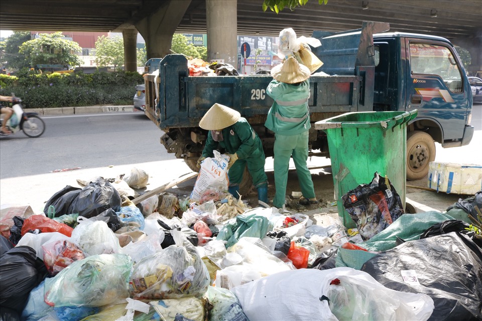 Dù được xử lý, thu gom hàng ngày nhưng các điểm tập kết rác này vẫn thường xuyên diễn ra tình trạng đủ loại rác thải chất thành đống.