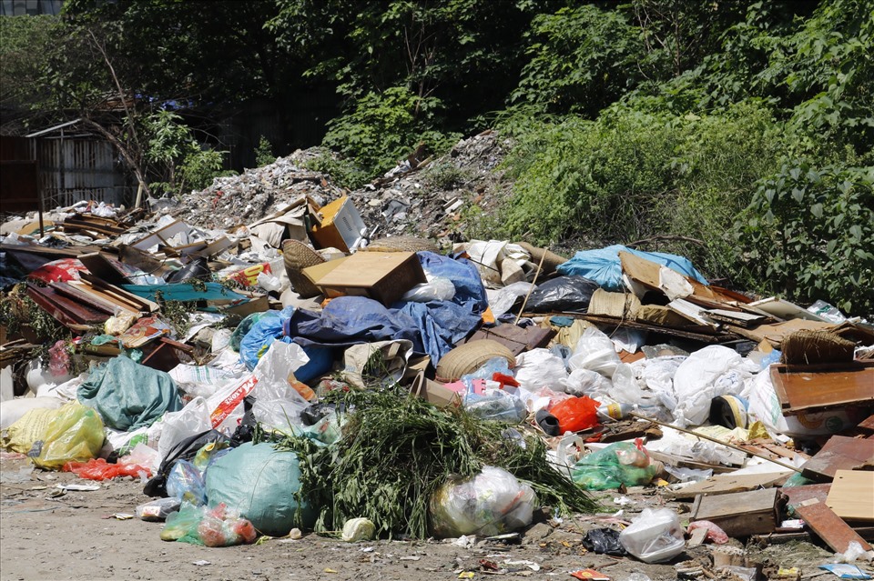 Tại nhiều bãi rác tập trung ở Hà Nội, những loại đồ nhựa, túi nilon, thạch cao, giường tủ cùng với rác sinh hoạt… chất đống không được phân loại. Điều này đã gây khó khăn trong hoạt động thu gom, xử lý chất thải rắn sinh hoạt.