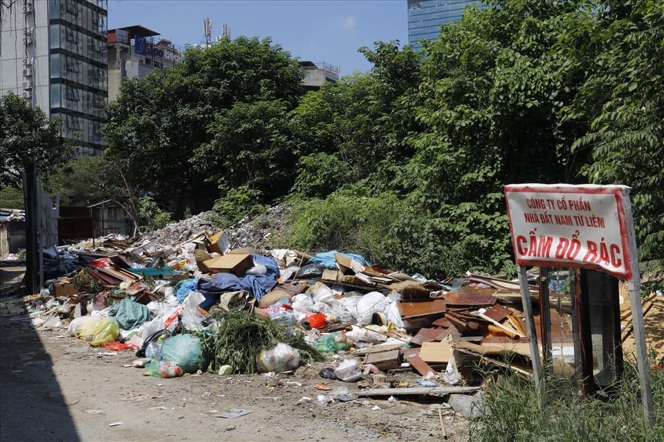 Mặc dù đã có biển cấm đổ rác nhưng tình trạng xả chất thải vẫn không giảm. Bãi rác dài hàng chục mét với đủ các loại, từ rác thải sinh hoạt, phế thải xây dựng,... chất thành đống lớn ngay cạnh khu dân cư sống.