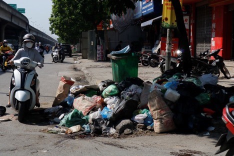 Điểm tập kết rác trên con đường Nguyễn Xiển.