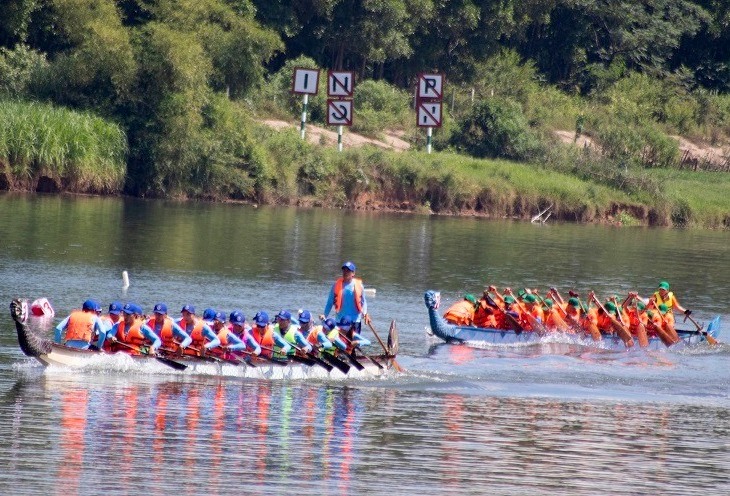 Sau khi khai mạc, các đội tham gia giải đua thuyền trên dòng sông Thạch Hãn. Ảnh: HT.