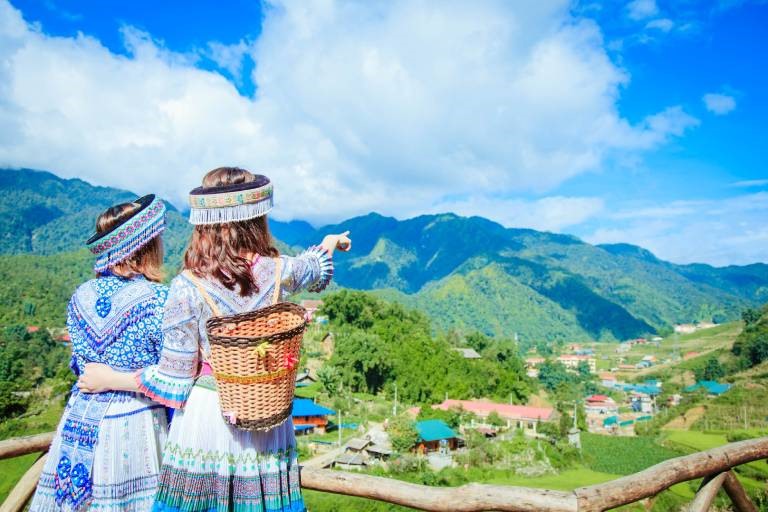 Du khách trở lại Sa Pa ngày càng đông. - Ảnh: Mototrip