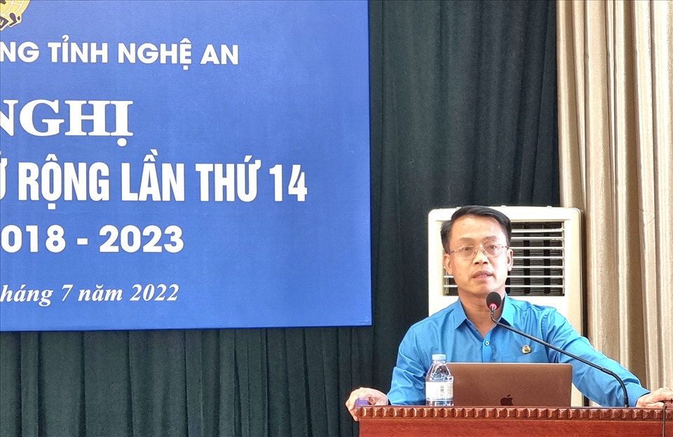 Phó Chủ tịch LĐLĐ tỉnh Nguyễn Chí Công phát biểu tại Hội nghị. Ảnh: QĐ